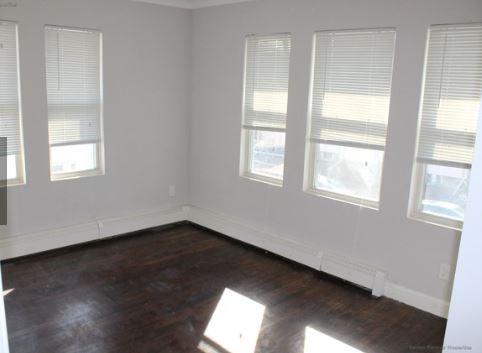 66-70 Safford - Living room